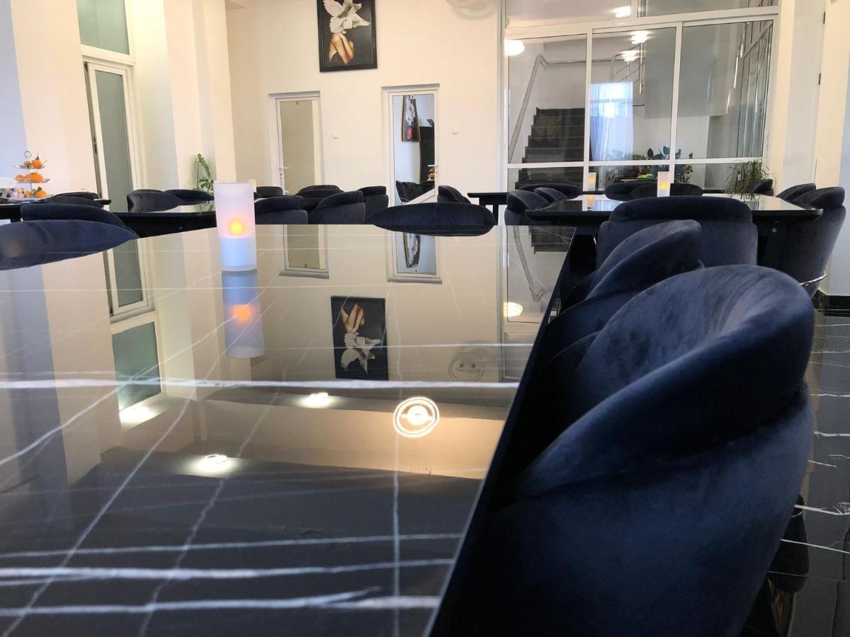 Hotel Daly プロイェシュティ エクステリア 写真
